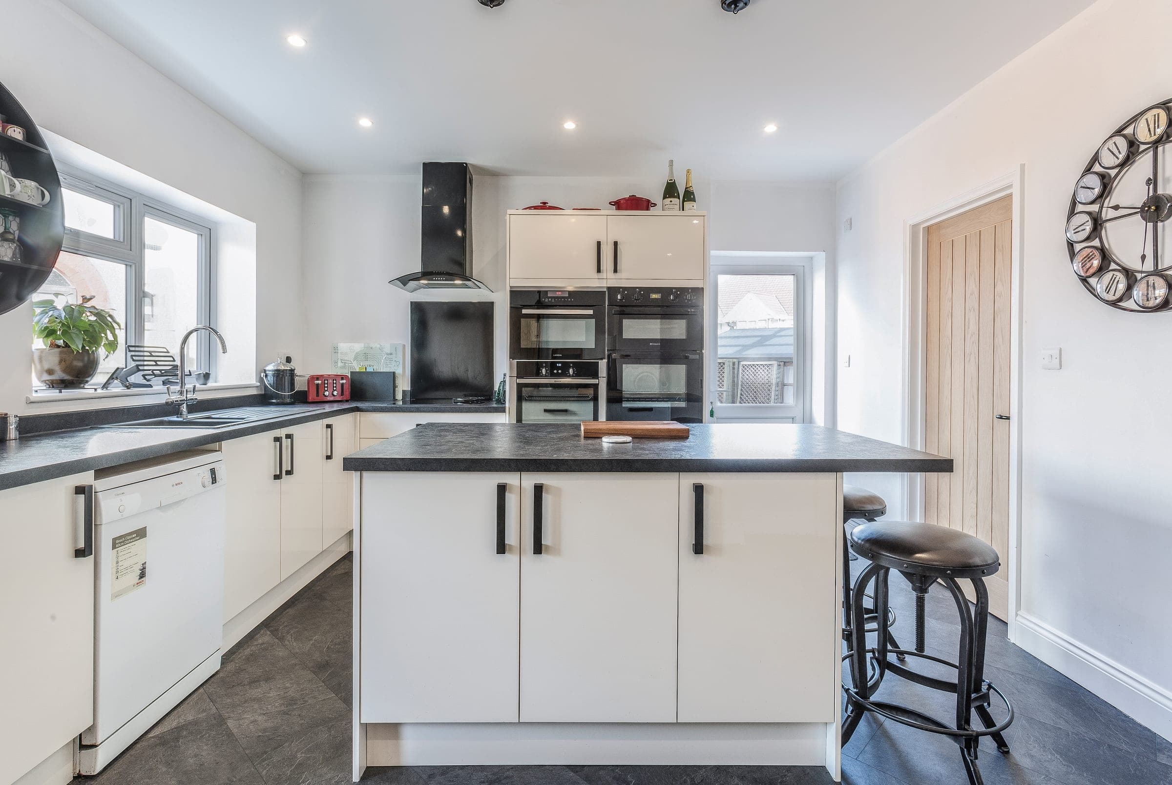 Kitchen island. Induction hob with extractor