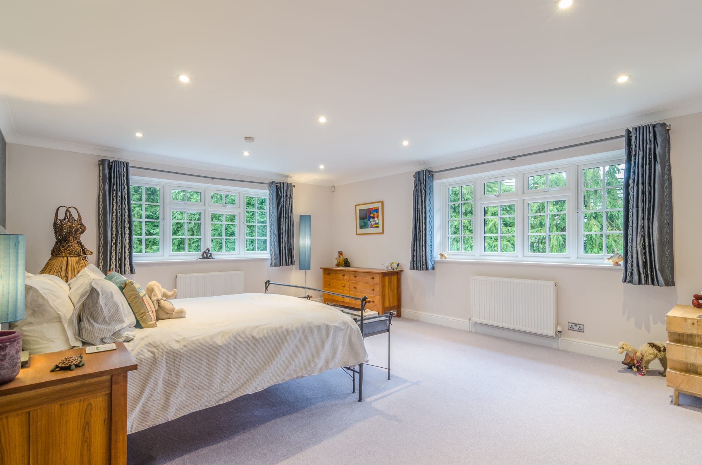 Principal bedroom with leaded casements, Vicarage Way.
